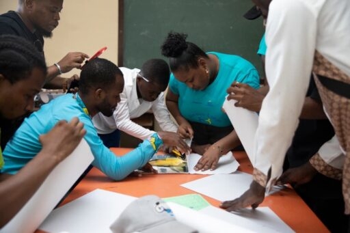 Jonurse initie des enfants du centre d’accueil de Carrefour aux métiers manuels