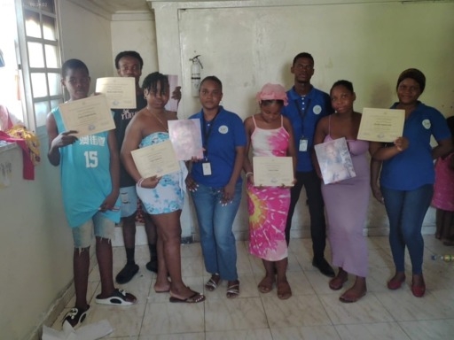 La sérigraphie comme passerelle vers un avenir meilleur pour les jeunes déplacés du camp de Cité ONA
