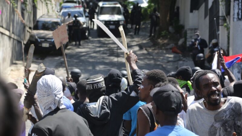 La PNH réprime violemment une manifestation contre les gangs et le pouvoir