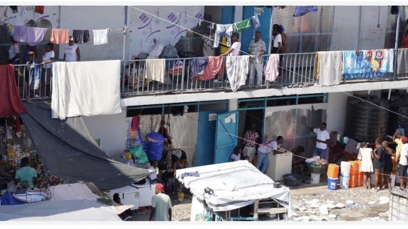 Déplacés internes en Haïti : des vies brisées, des promesses oubliées, et un plat chaud comme seule réponse d’État