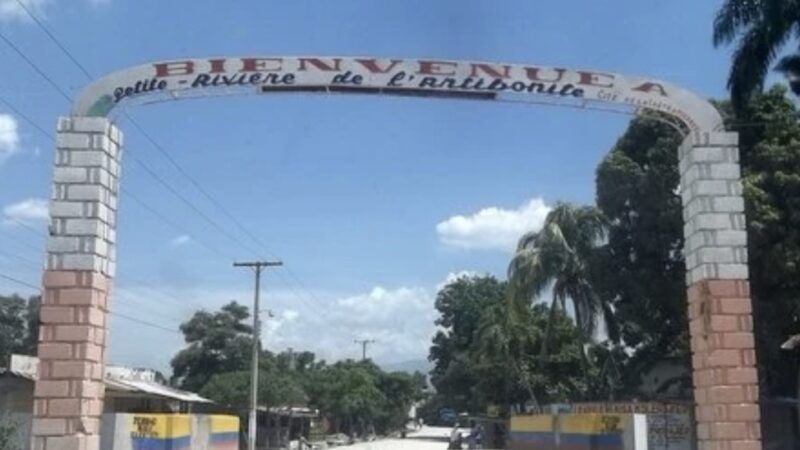 Petite-Rivière de l’Artibonite: des habitants se jettent dans la rivière pour fuir les gangs