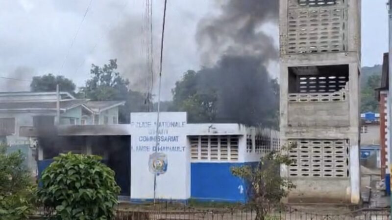 Anse-d’Hainault : deux morts et un commissariat incendié après une arrestation