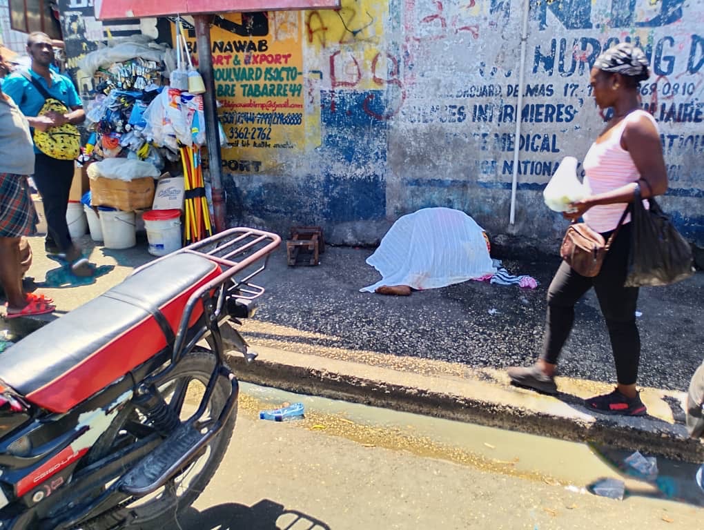 Le corps sans vie d’une femme à Delmas 32, ignoré par tous, y compris la mairie