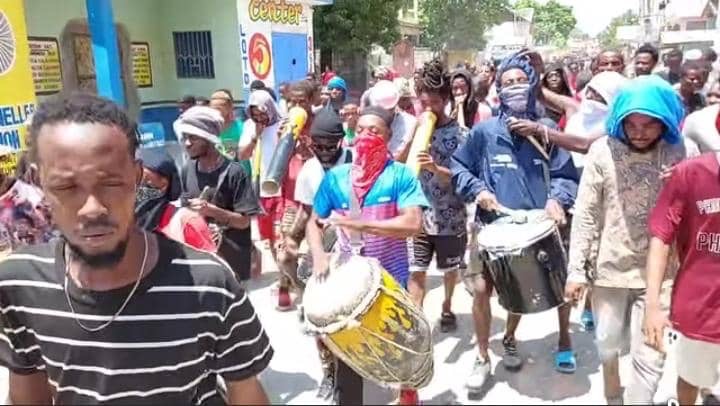 Léogâne en colère : forte mobilisation contre le transfert annoncé du commissaire Alix Apollon