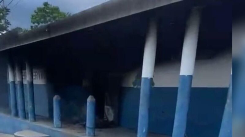 Les gangs frappent encore : deux commissariats incendiés en moins de 24 heures