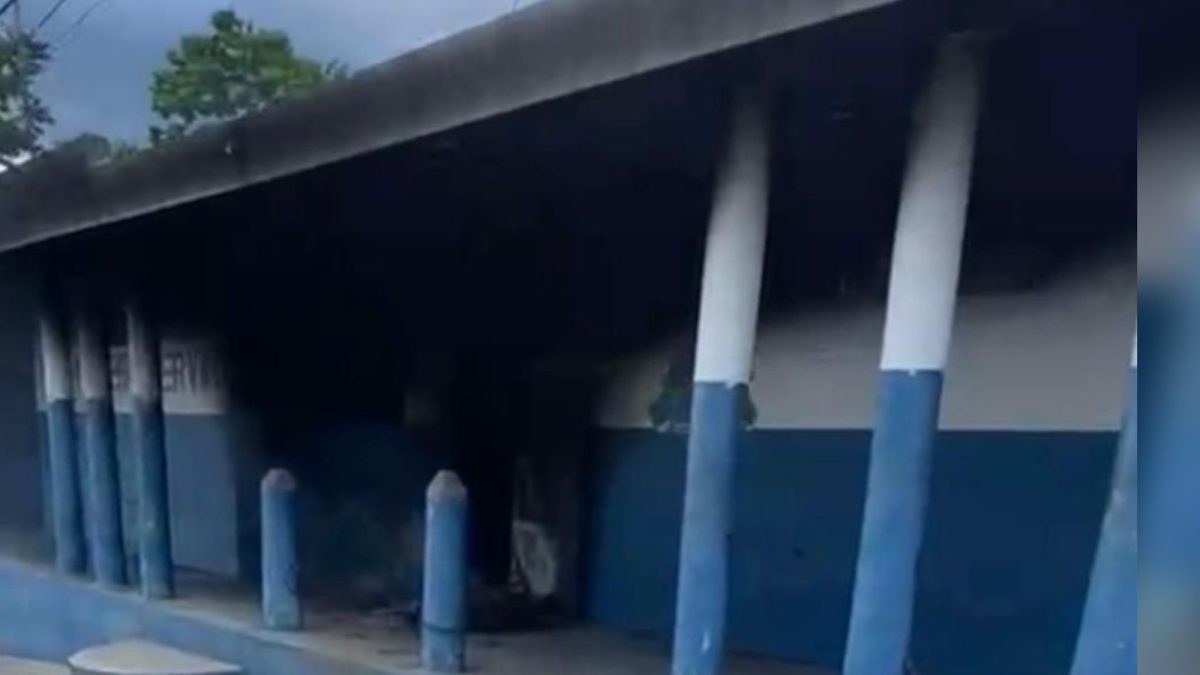 Les gangs frappent encore : deux commissariats incendiés en moins de 24 heures