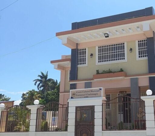 Carrefour : le Centre Culturel Emmanuel Charlemagne dénonce la destruction de son buste emblématique