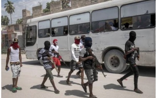 Carrefour–Port-au-Prince : un 9e poste de péage des gangs provoque une grève des chauffeurs